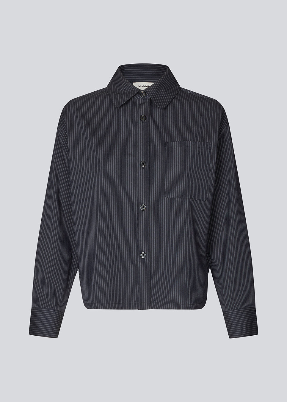 Let cropped skjorte med brede ærmer. Paitynmd shirt har en knappelukning fortil, skjortekrave og en brystlomme.&nbsp;