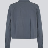 Kort skjorte med læg i 100% økologisk bomuld. Palmermd solid shirt har en skjortekrave og knappelukning fortil.