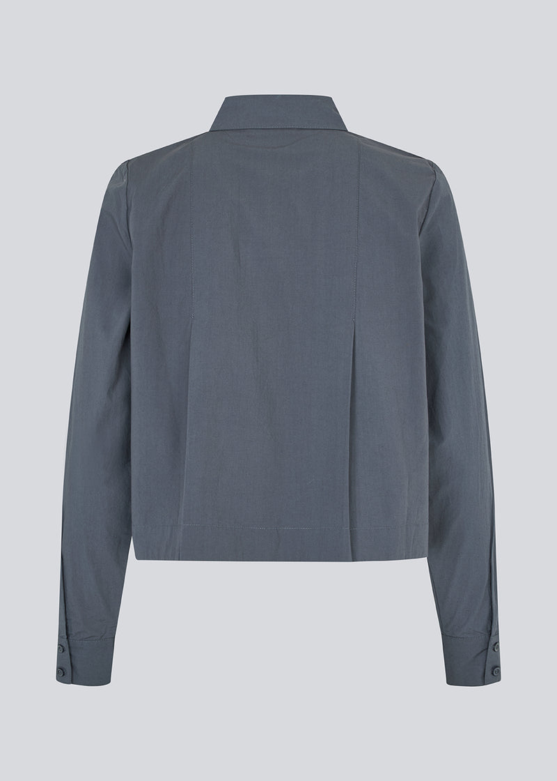 Kort skjorte med læg i 100% økologisk bomuld. Palmermd solid shirt har en skjortekrave og knappelukning fortil.