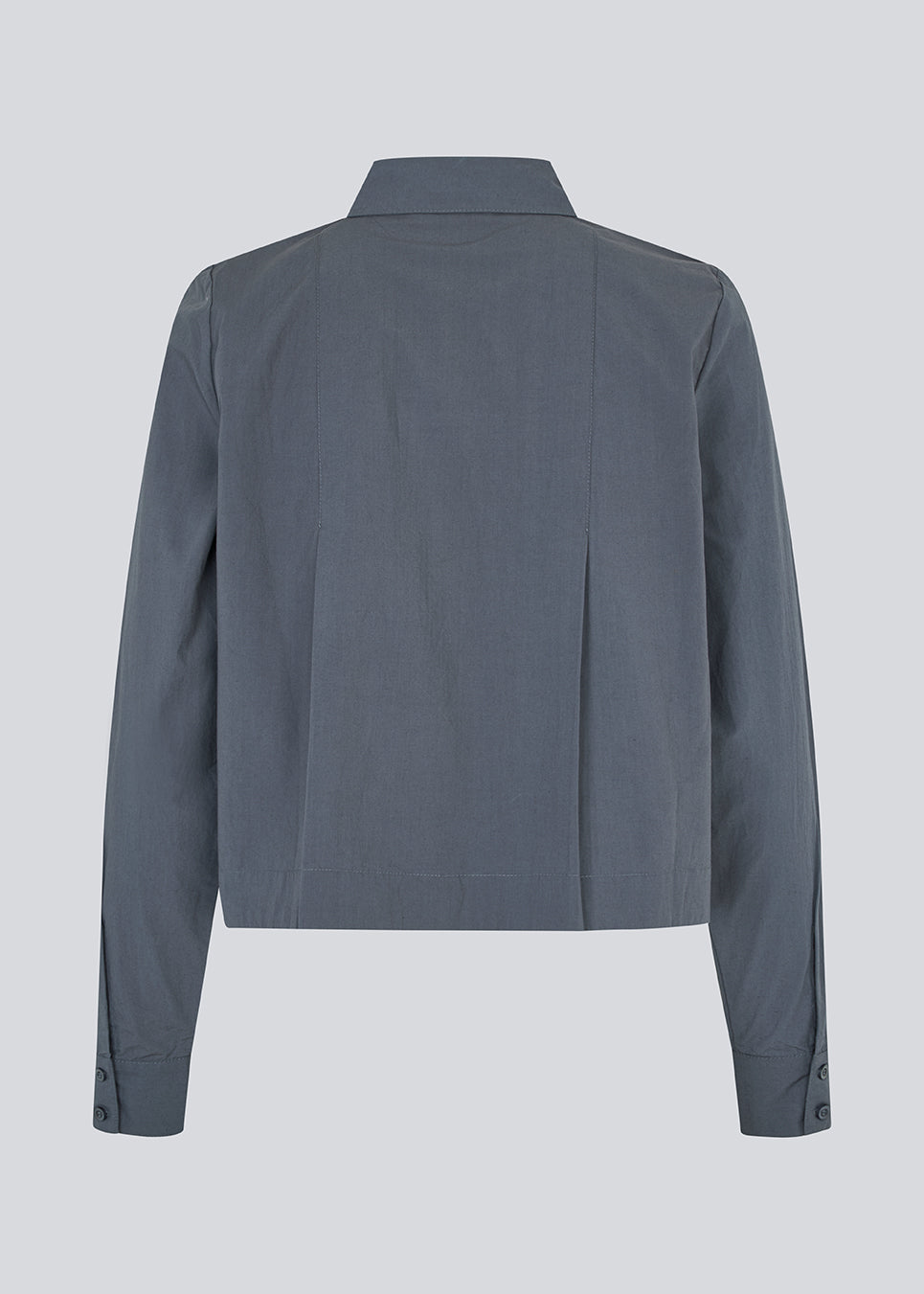 Kort skjorte med læg i 100% økologisk bomuld. Palmermd solid shirt har en skjortekrave og knappelukning fortil.