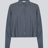 Kort skjorte med læg i 100% økologisk bomuld. Palmermd solid shirt har en skjortekrave og knappelukning fortil.