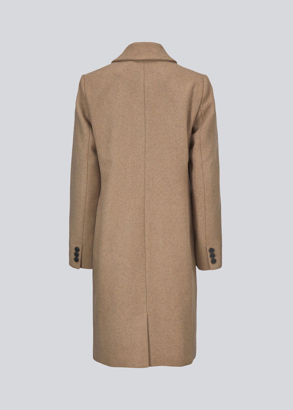 Smuk knælang uldfrakke i beige. Pamela coat i farven Brown Sugar bliver knappet fortil af 3 store knapper og er taljeret, som giver et feminint udtryk. På grund af den høje kvalitet af uld, vil den være det oplagte valg at bruge til både efterår og de milde vintre.