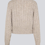 Strikket cardigan i kabelstrik med perleknapper. Pammiemd cardigan har en rund hals og ribkant.