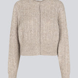Strikket cardigan i kabelstrik med perleknapper. Pammiemd cardigan har en rund hals og ribkant.