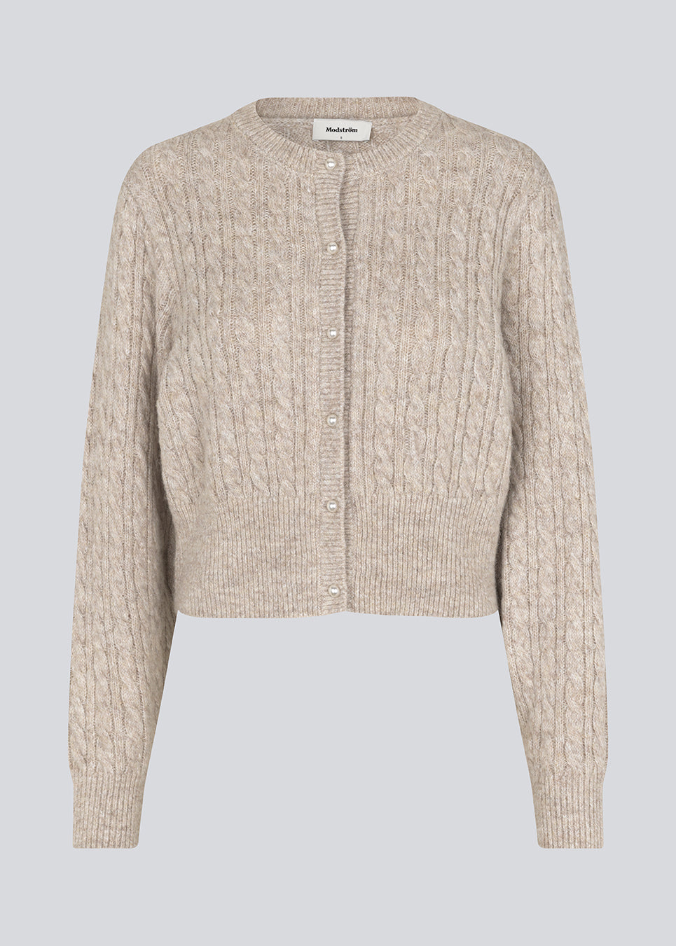 Strikket cardigan i kabelstrik med perleknapper. Pammiemd cardigan har en rund hals og ribkant.