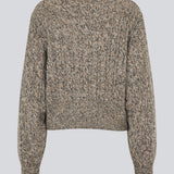 Strikket cardigan i kabelstrik med perleknapper. Pammiemd cardigan har en rund hals og ribkant.