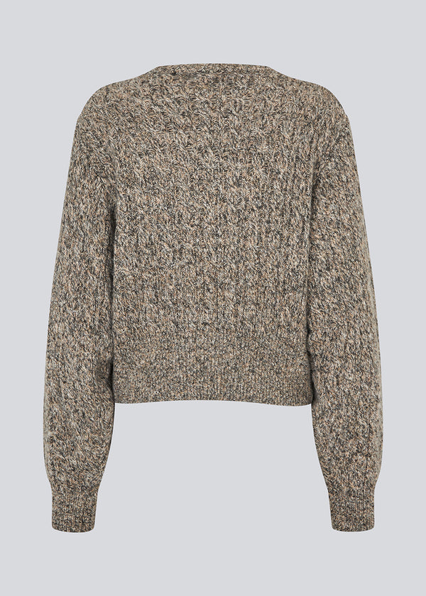 Strikket cardigan i kabelstrik med perleknapper. Pammiemd cardigan har en rund hals og ribkant.
