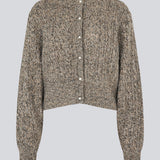 Strikket cardigan i kabelstrik med perleknapper. Pammiemd cardigan har en rund hals og ribkant.
