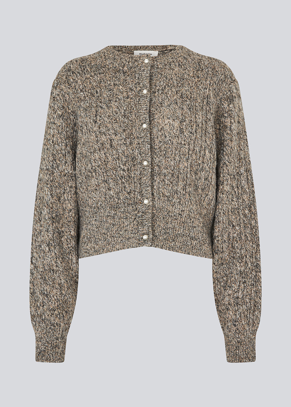 Strikket cardigan i kabelstrik med perleknapper. Pammiemd cardigan har en rund hals og ribkant.