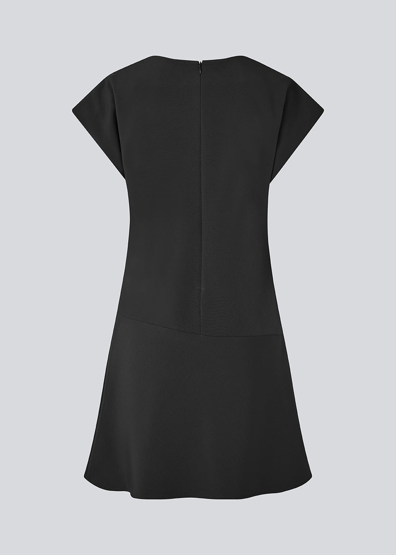 Kortærmet kjole med rynkedetaljer. Pandymd dress har en løs pasform med vide i skørtet.