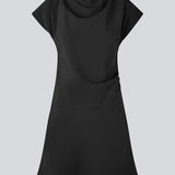 Kortærmet kjole med rynkedetaljer. Pandymd dress har en løs pasform med vide i skørtet.
