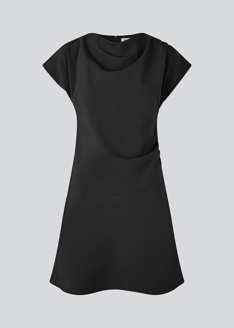 Kortærmet kjole med rynkedetaljer. Pandymd dress har en løs pasform med vide i skørtet.