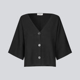 Strikket cardigan i sort med korte ærmer i EcoVero viscose. Parismd SS cardigan har en v-udskæring og knappelukning fortil.&nbsp;