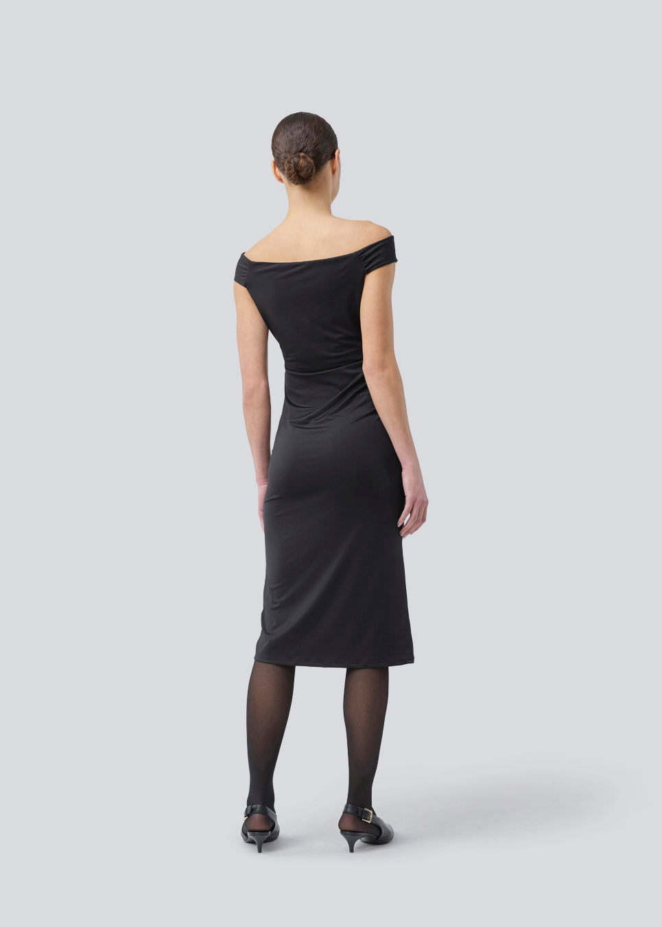 Lang off-shoulder kjole i et elastisk genanvendt materiale. Parissamd dress er figursyet og har rynkedetaljer i siden. Modellen er 175 cm og har en str. S/36 på.