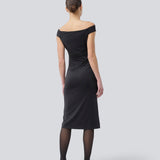 Lang off-shoulder kjole i et elastisk genanvendt materiale. Parissamd dress er figursyet og har rynkedetaljer i siden. Modellen er 175 cm og har en str. S/36 på.
