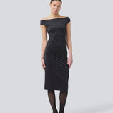 Lang off-shoulder kjole i et elastisk genanvendt materiale. Parissamd dress er figursyet og har rynkedetaljer i siden. Modellen er 175 cm og har en str. S/36 på.