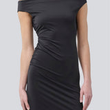 Lang off-shoulder kjole i et elastisk genanvendt materiale. Parissamd dress er figursyet og har rynkedetaljer i siden. Modellen er 175 cm og har en str. S/36 på.