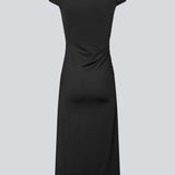 Lang off-shoulder kjole i et elastisk genanvendt materiale. Parissamd dress er figursyet og har rynkedetaljer i siden. Modellen er 175 cm og har en str. S/36 på.