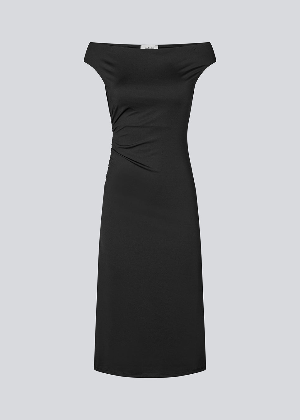 Lang off-shoulder kjole i et elastisk genanvendt materiale. Parissamd dress er figursyet og har rynkedetaljer i siden. Modellen er 175 cm og har en str. S/36 på.