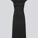 Lang off-shoulder kjole i et elastisk genanvendt materiale. Parissamd dress er figursyet og har rynkedetaljer i siden. Modellen er 175 cm og har en str. S/36 på.