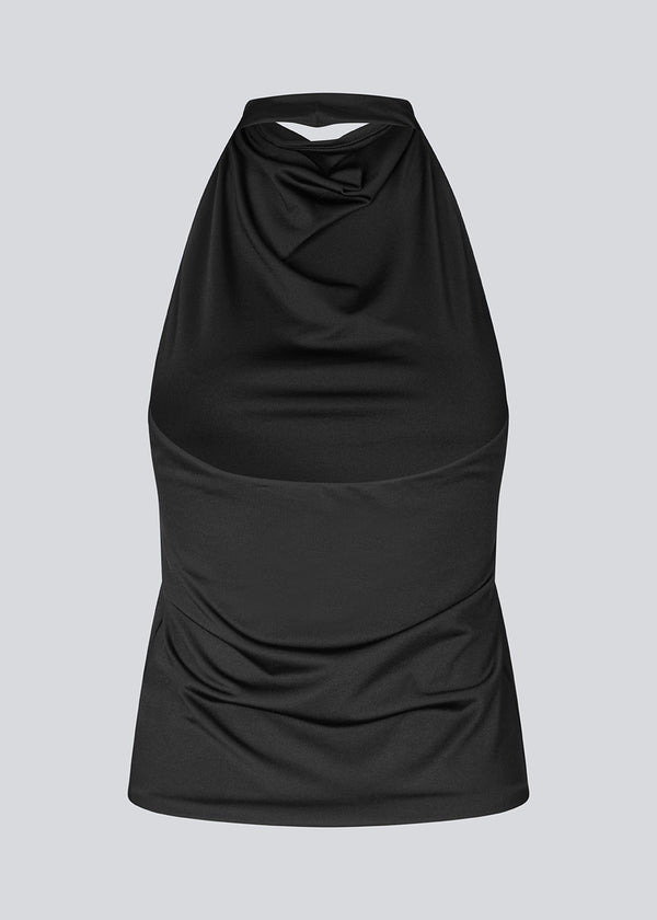 Figursyet halterneck top uden ærmer. Parissamd top har vandfaldsdetaljer fortil og en åben ryg. Modellen er 175 cm og har en str. S/36 på.