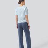 Kortærmet top med rynkedetalje i satin. Parkermd &nbsp;top has en åbning fortil og en usynlig lynlås &nbsp;i ryggen. Modellen er 175 cm og har en str S/36 &nbsp;på.