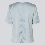 Kortærmet top med rynkedetalje i satin. Parkermd &nbsp;top has en åbning fortil og en usynlig lynlås &nbsp;i ryggen. Modellen er 175 cm og har en str S/36 &nbsp;på.