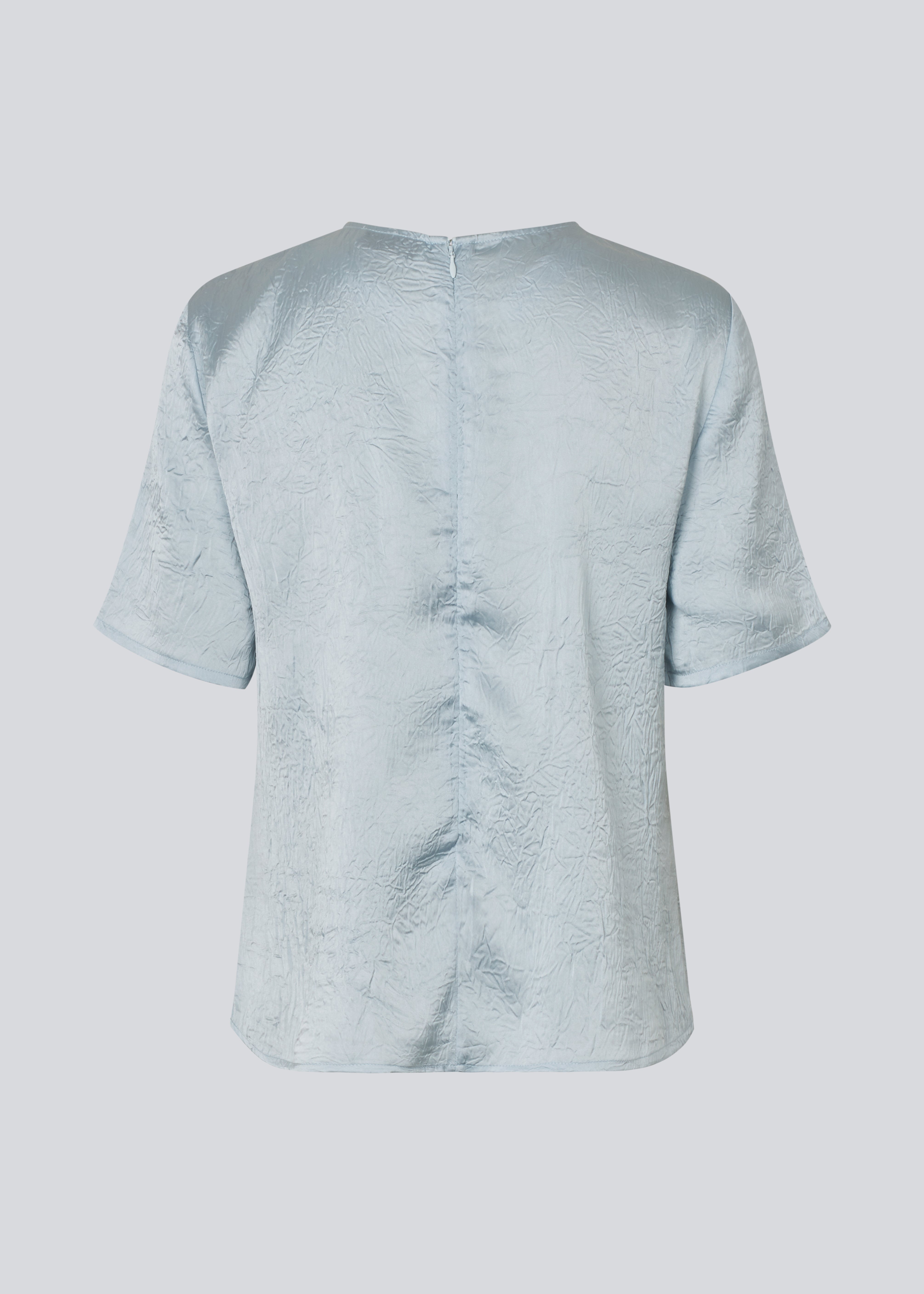 Kortærmet top med rynkedetalje i satin. Parkermd &nbsp;top has en åbning fortil og en usynlig lynlås &nbsp;i ryggen. Modellen er 175 cm og har en str S/36 &nbsp;på.
