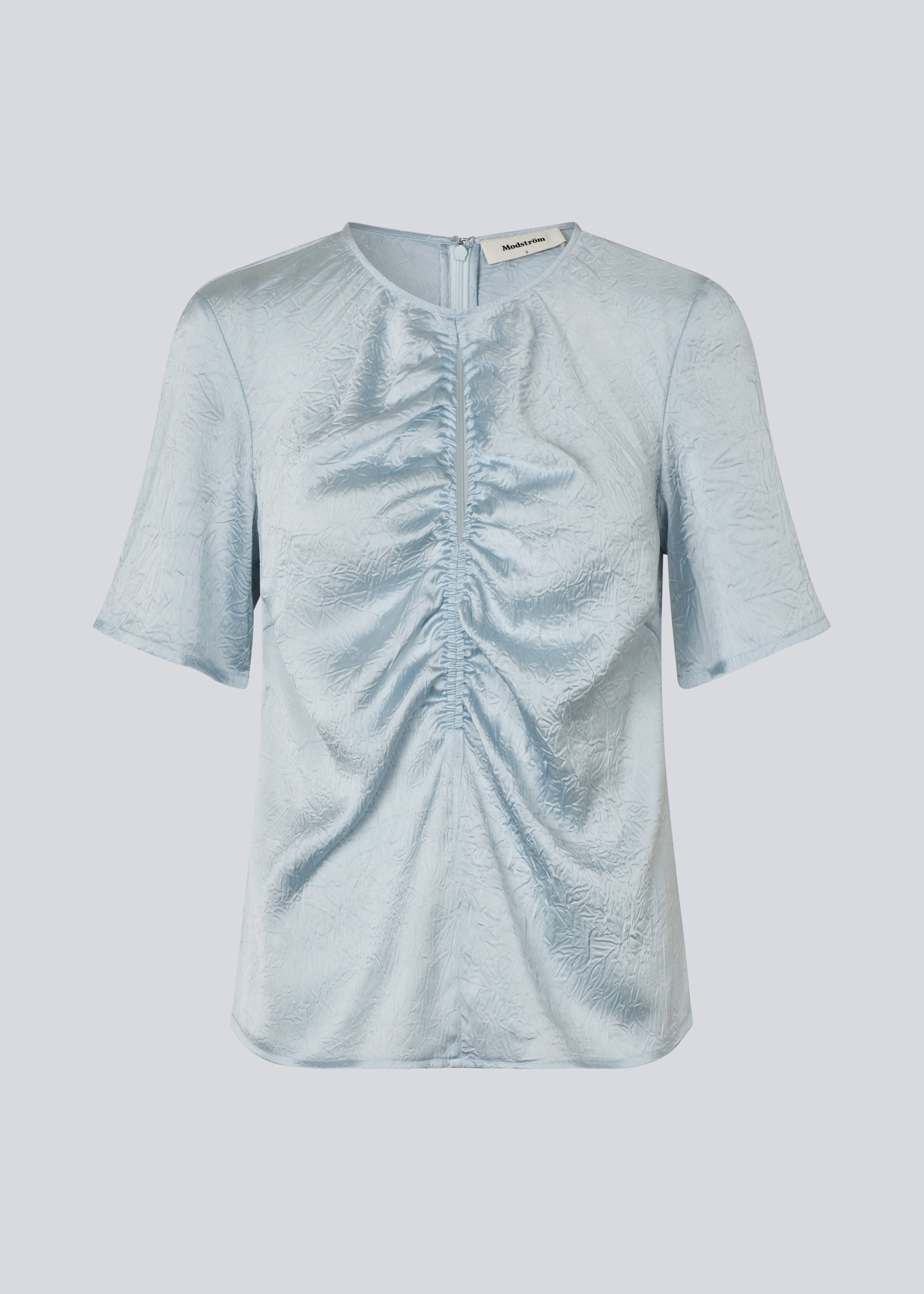 Kortærmet top med rynkedetalje i satin. Parkermd &nbsp;top has en åbning fortil og en usynlig lynlås &nbsp;i ryggen. Modellen er 175 cm og har en str S/36 &nbsp;på.