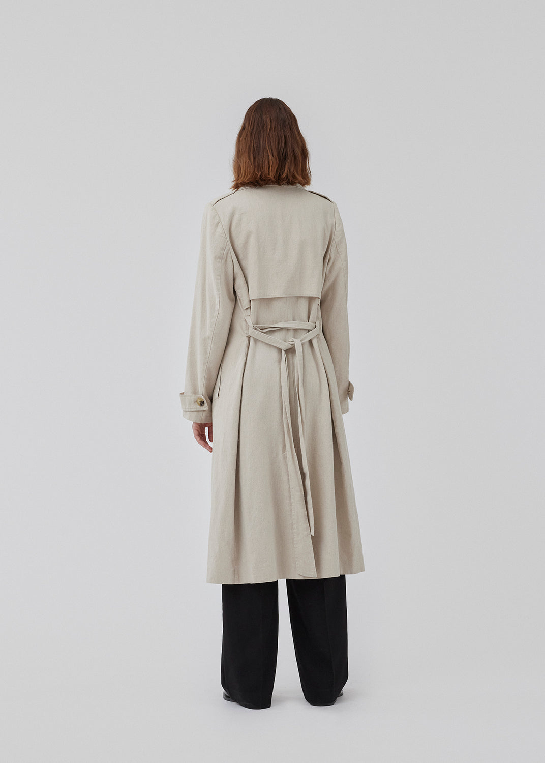 Jakke i hør med trench coat look. ParkMD jacket er dobbeltradet med horn-look knapper og bindebælte i taljen. Afslappet pasform. Modellen er 175 cm og har en størrelse S/36 på.