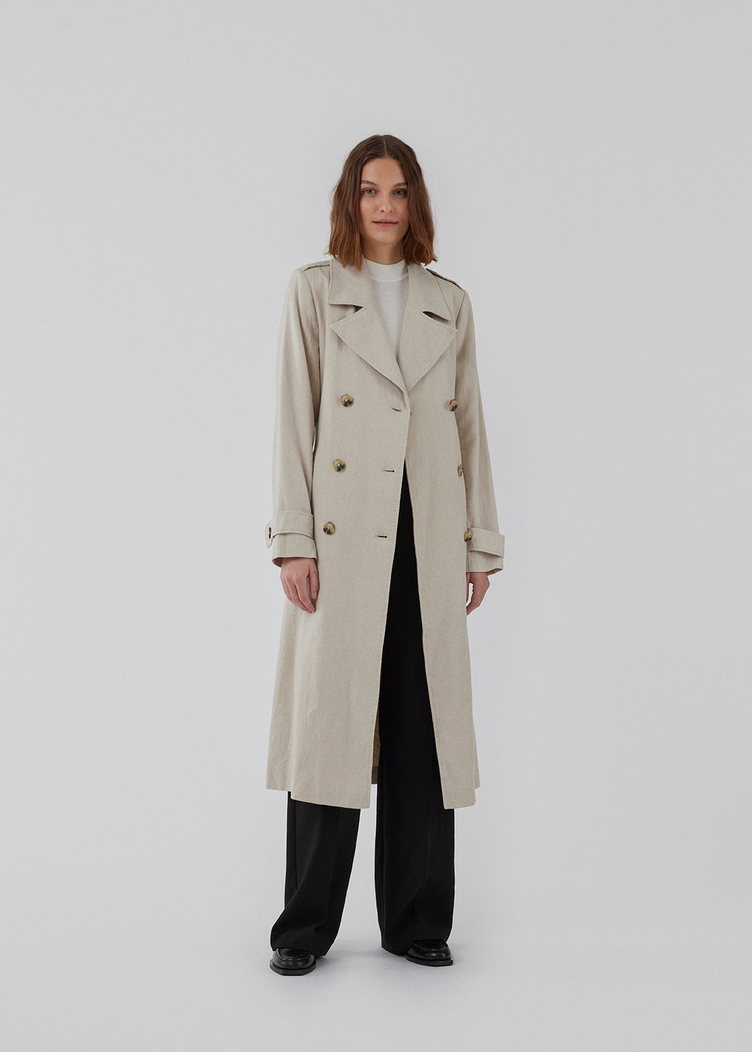 Jakke i hør med trench coat look. ParkMD jacket er dobbeltradet med horn-look knapper og bindebælte i taljen. Afslappet pasform. Modellen er 175 cm og har en størrelse S/36 på.