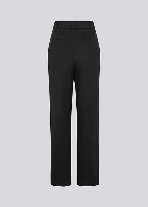 Sorte hørbukser med et lige fit. Park pants har et klassisk habitbuksudtryk, som forstærkes når de styles med den matchende blazer. Indersøm (S/36): 83 cm Bukserne forlænges med 0,5 cm for hver størrelse. Modellen er 173 cm og har en størrelse S/36 på