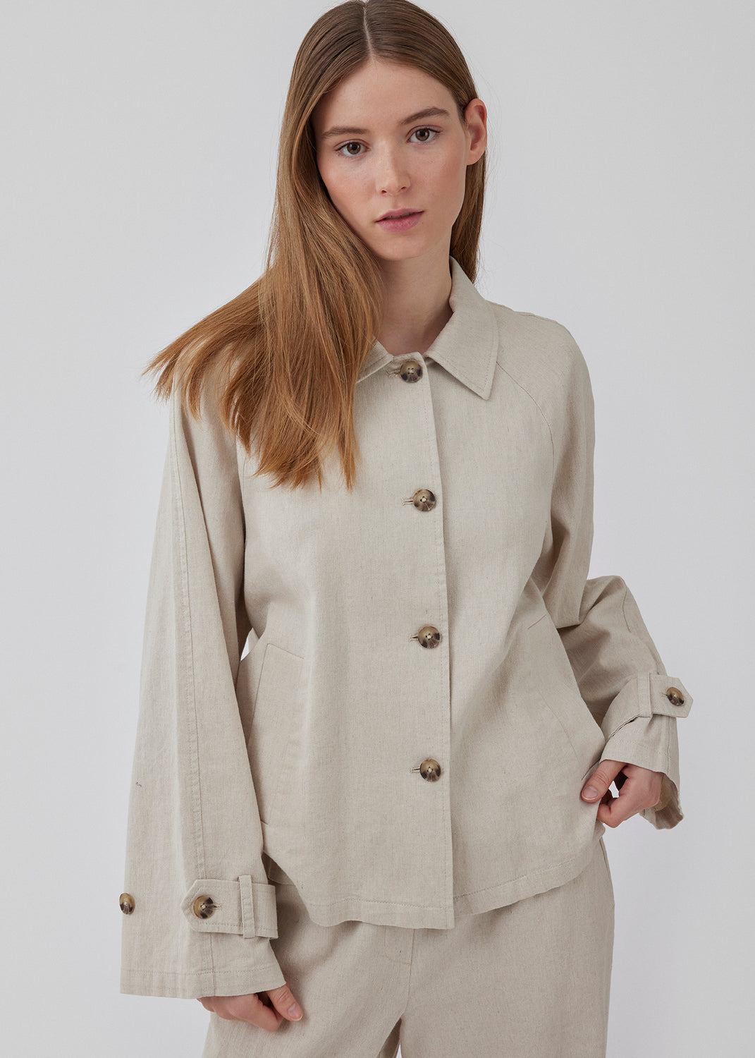 Kort trenchcoat med afslappet udtryk i kvalitet af hør og bomuld. ParkMD short jacket har krave, knapper foran, to forlommer og strop med knap nederst ved ærmerne. Modellen er 175 cm og har en størrelse S/36 på.