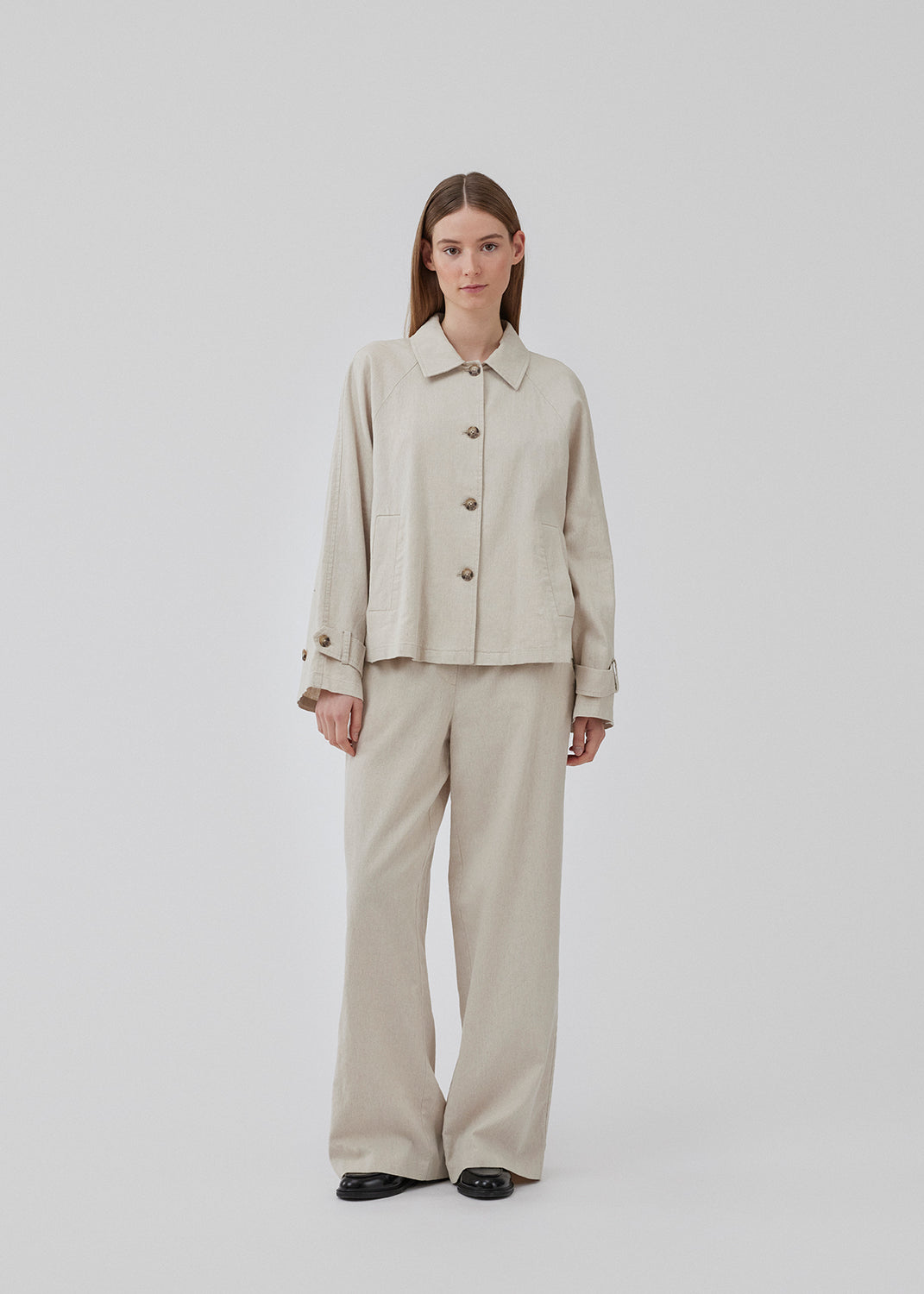 Kort trenchcoat med afslappet udtryk i kvalitet af hør og bomuld. ParkMD short jacket har krave, knapper foran, to forlommer og strop med knap nederst ved ærmerne. Modellen er 175 cm og har en størrelse S/36 på.