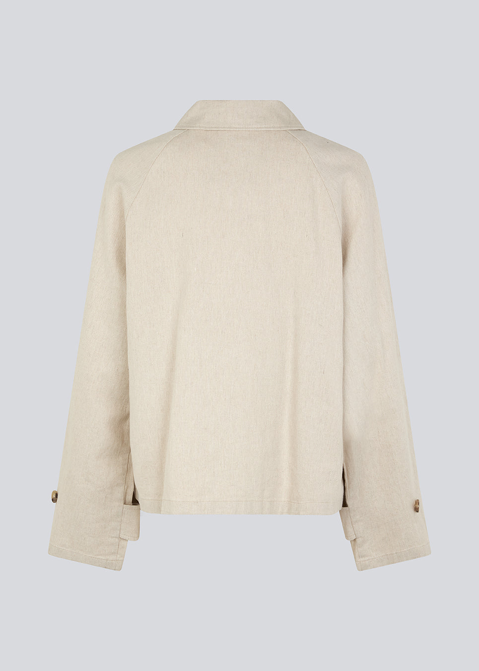 Kort trenchcoat med afslappet udtryk i kvalitet af hør og bomuld. ParkMD short jacket har krave, knapper foran, to forlommer og strop med knap nederst ved ærmerne. Modellen er 175 cm og har en størrelse S/36 på.