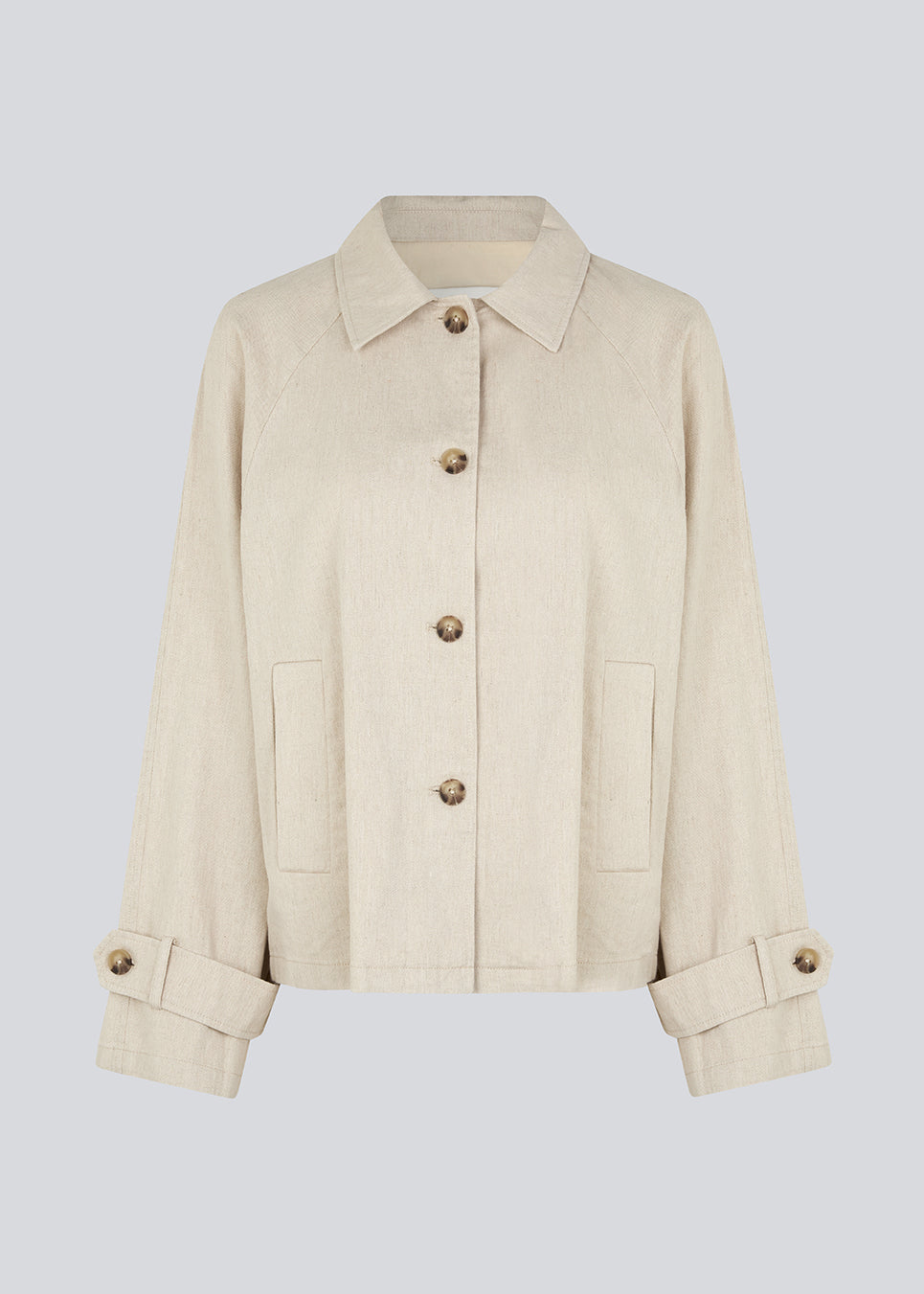 Kort trenchcoat med afslappet udtryk i kvalitet af hør og bomuld. ParkMD short jacket har krave, knapper foran, to forlommer og strop med knap nederst ved ærmerne. Modellen er 175 cm og har en størrelse S/36 på.
