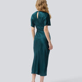 Grøn lang kjole i satin med draperingsdetalje. Parveenmd dress har korte ærmer og en usynlig lynlås i ryggen. Modellen er 175 cm og har en str. s/36 på.