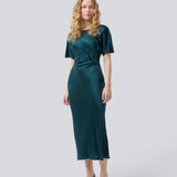 Grøn lang kjole i satin med draperingsdetalje. Parveenmd dress har korte ærmer og en usynlig lynlås i ryggen. Modellen er 175 cm og har en str. s/36 på.
