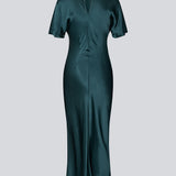 Grøn lang kjole i satin med draperingsdetalje. Parveenmd dress har korte ærmer og en usynlig lynlås i ryggen. Modellen er 175 cm og har en str. s/36 på.