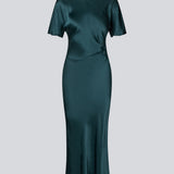 Grøn lang kjole i satin med draperingsdetalje. Parveenmd dress har korte ærmer og en usynlig lynlås i ryggen. Modellen er 175 cm og har en str. s/36 på.