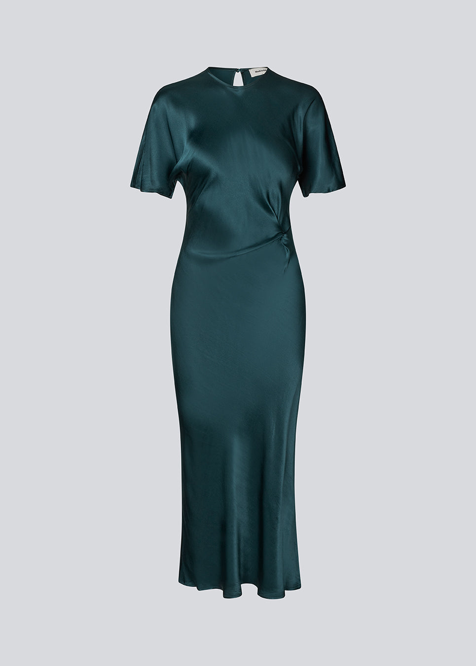 Grøn lang kjole i satin med draperingsdetalje. Parveenmd dress har korte ærmer og en usynlig lynlås i ryggen. Modellen er 175 cm og har en str. s/36 på.