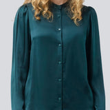 Grøn skjorte med brede ærmer i satin. Parveenmd shirt har en knappelukning fortil. Modellen er 175 cm og har en str. s/36 på.
