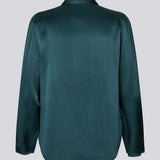 Grøn skjorte med brede ærmer i satin. Parveenmd shirt har en knappelukning fortil. Modellen er 175 cm og har en str. s/36 på.