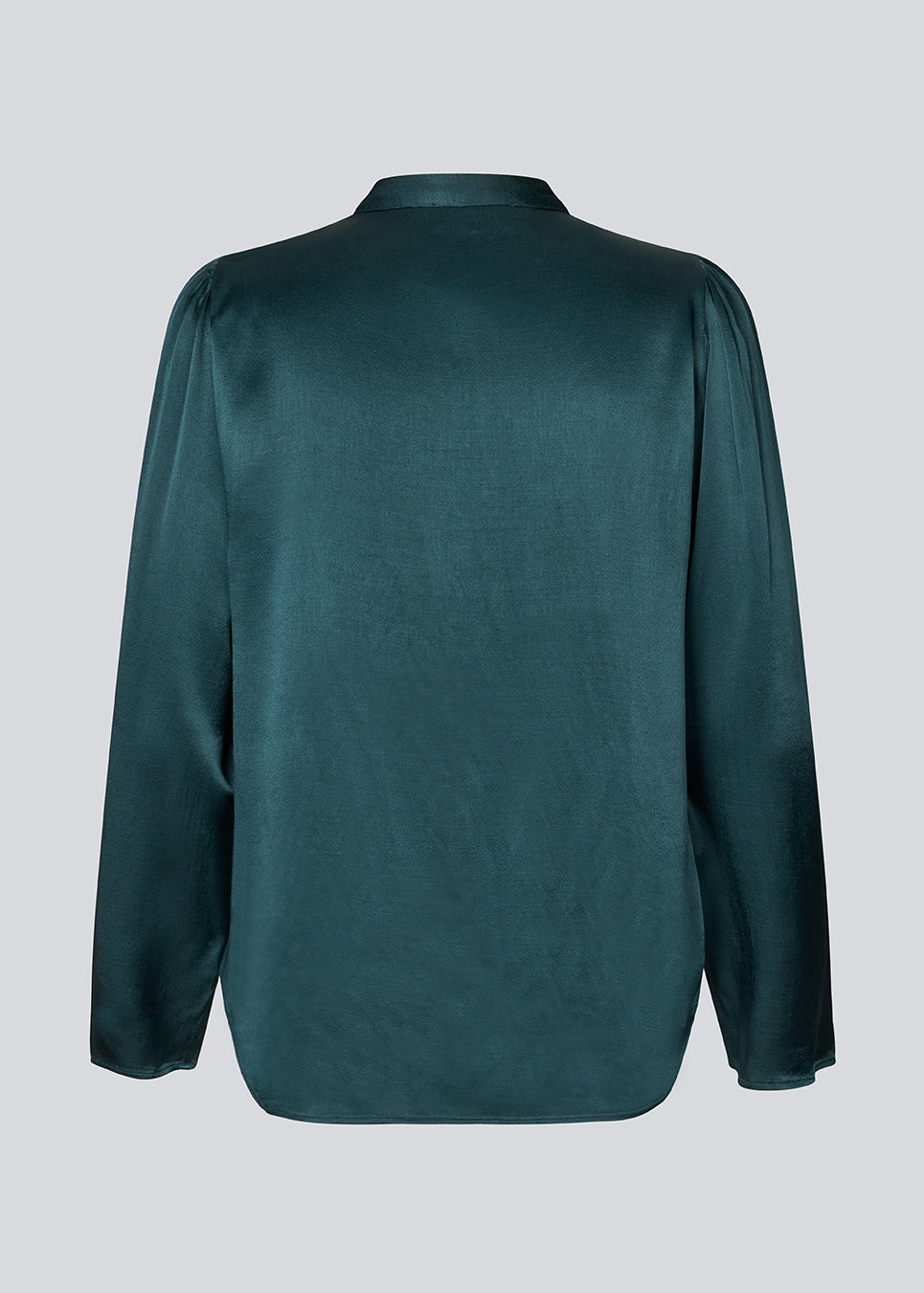 Grøn skjorte med brede ærmer i satin. Parveenmd shirt har en knappelukning fortil. Modellen er 175 cm og har en str. s/36 på.