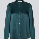 Grøn skjorte med brede ærmer i satin. Parveenmd shirt har en knappelukning fortil. Modellen er 175 cm og har en str. s/36 på.