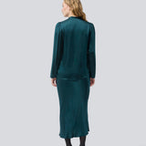 Grøn lang nederdel med vidde i satin. Parveenmd skirt har en elastik i taljen. Modellen er 175 cm og har en str. s/36 på.