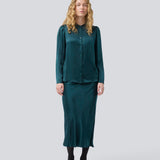Grøn lang nederdel med vidde i satin. Parveenmd skirt har en elastik i taljen. Modellen er 175 cm og har en str. s/36 på.