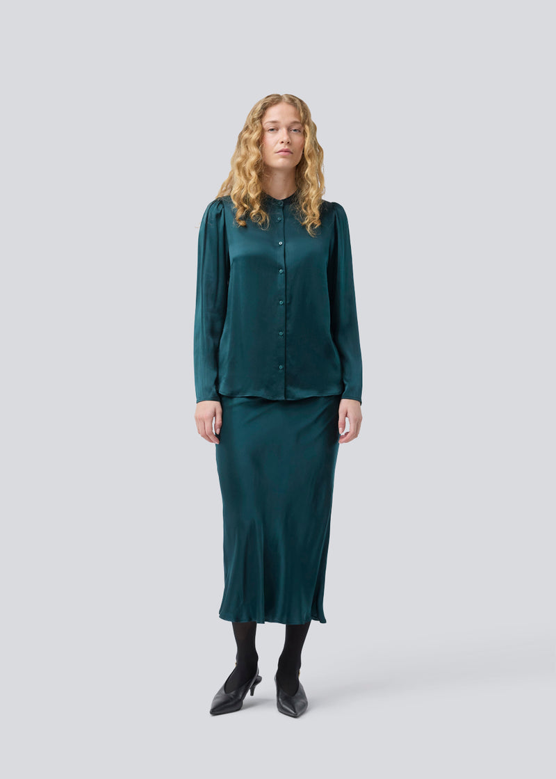 Grøn lang nederdel med vidde i satin. Parveenmd skirt har en elastik i taljen. Modellen er 175 cm og har en str. s/36 på.