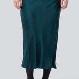 Grøn lang nederdel med vidde i satin. Parveenmd skirt har en elastik i taljen. Modellen er 175 cm og har en str. s/36 på.