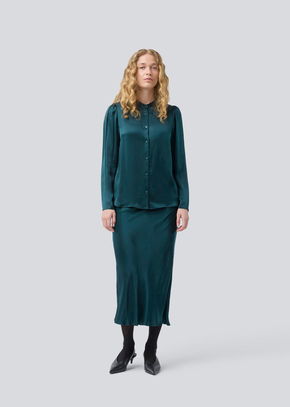 Grøn lang nederdel med vidde i satin. Parveenmd skirt har en elastik i taljen. Modellen er 175 cm og har en str. s/36 på.
